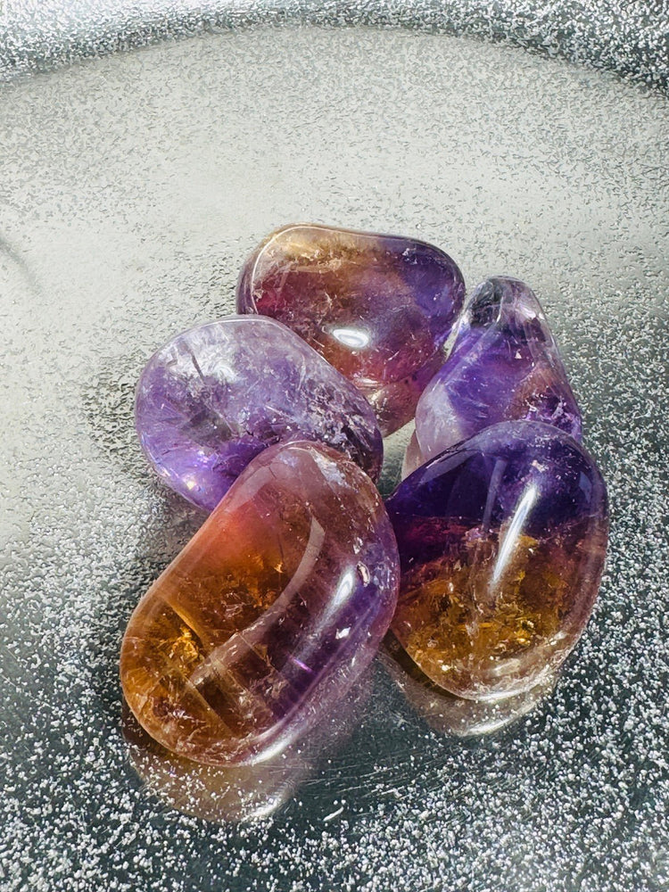 Ametrin Heilsteine in citrin-gold und amethyst lila als detailsaufnahme