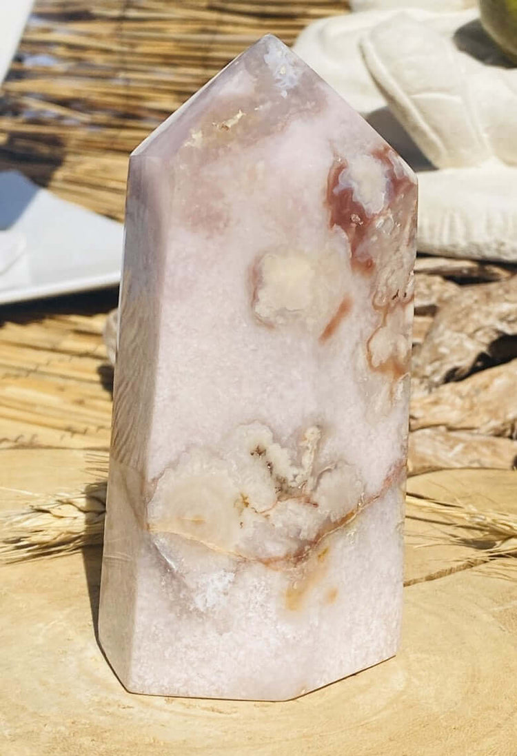 Chalcedon-Spitze vor Bambus Kulisse als Detailsaufnahme-Beispiel für die Kategorie Chalcedon