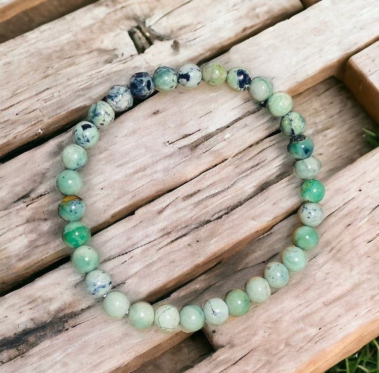 Chrysokoll Armband auf Holzplatte als Beispiel für die Kategorie