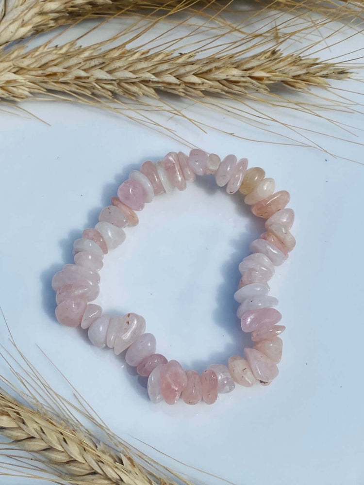 Morganit Heilsteine Beispielbild Splitterarmband auf weißem Untergrund mit Weizenreben als Dekoration