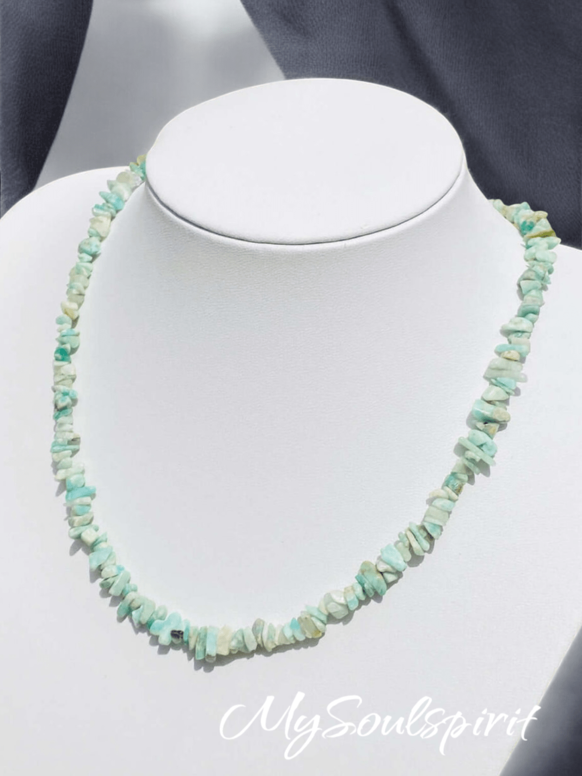 Hellgrüne Splitterkette auf weißer Büste