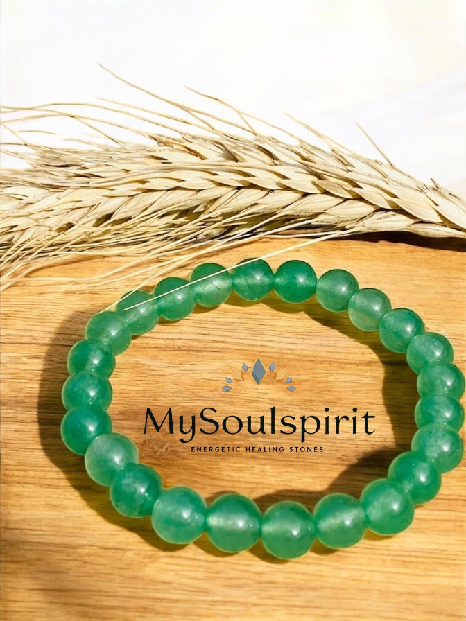 Aventurin Armband mit 8 mm Perlen auf Holztisch mit Weizen Ehre im Hintergrund