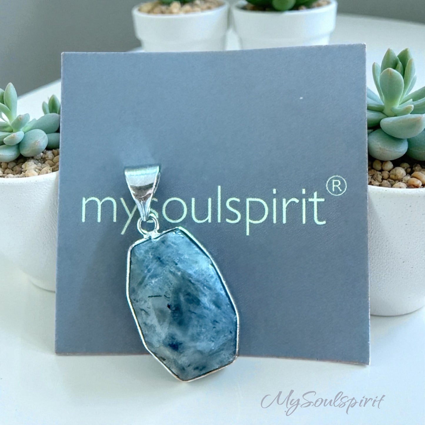 Kyanit Kettenanhänger eingefasst