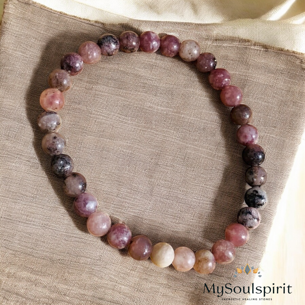 ERDBEERQUARZ Heilstein-Armband Umfang 17 cm / 6-8 mm Perlen auf taupe Stoff in Detailansicht