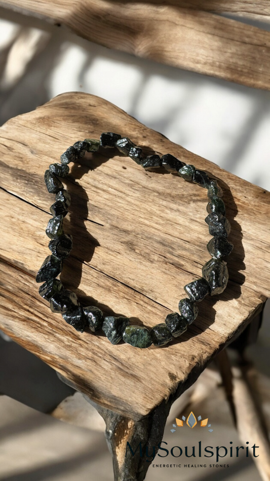 Turmalin Rohstein Armband auf einem alten Holzbrett