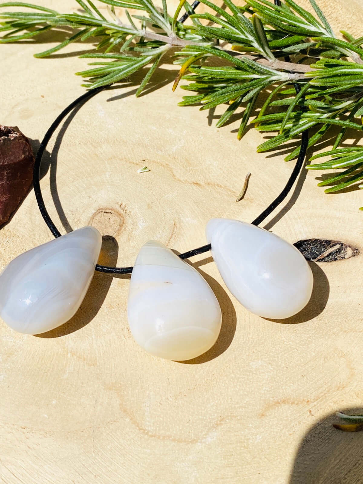 ACHAT "Drop Shape" gebohrter Kettenanhänger mit Lederband - Kettenanhänger gebohrt