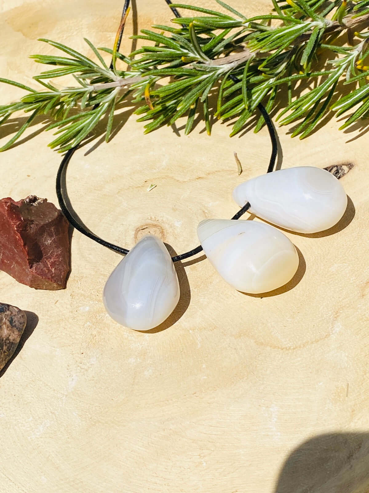 ACHAT "Drop Shape" gebohrter Kettenanhänger mit Lederband - Kettenanhänger gebohrt