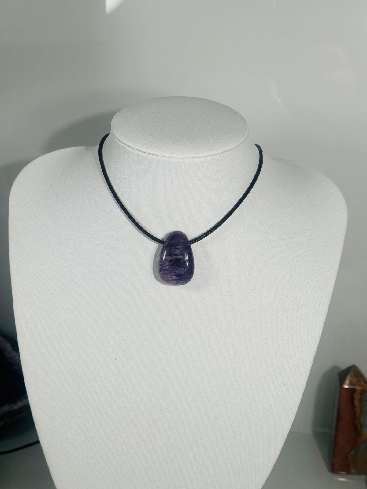 AMETHYST "Drop Shape" gebohrter Kettenanhänger flache Form mit Lederband - Kettenanhänger gebohrt