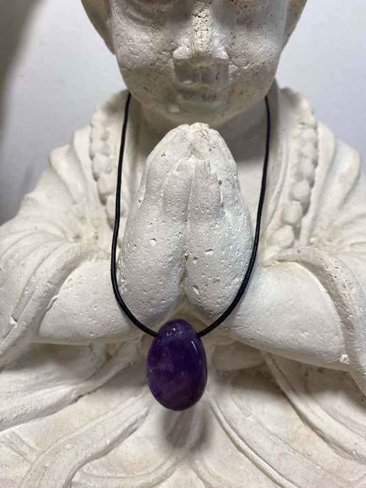 AMETHYST "Drop Shape" gebohrter Kettenanhänger flache Form mit Lederband - Kettenanhänger gebohrt