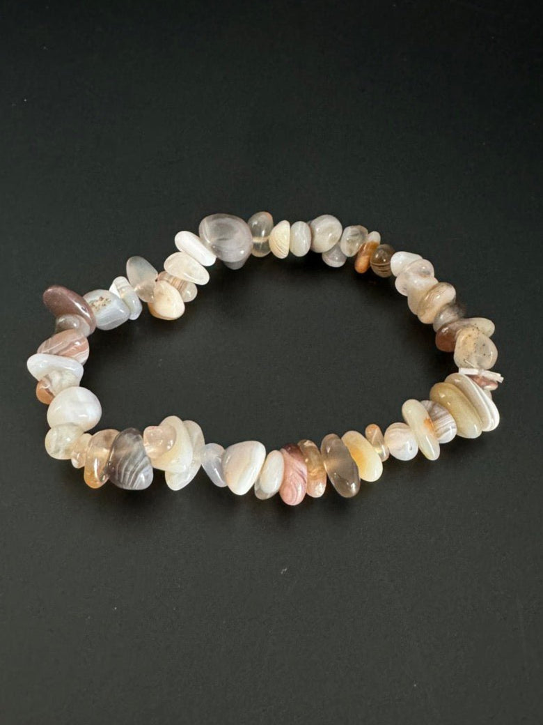 Botswana Achat Splitterarmband auf schwarzem Hintergrund