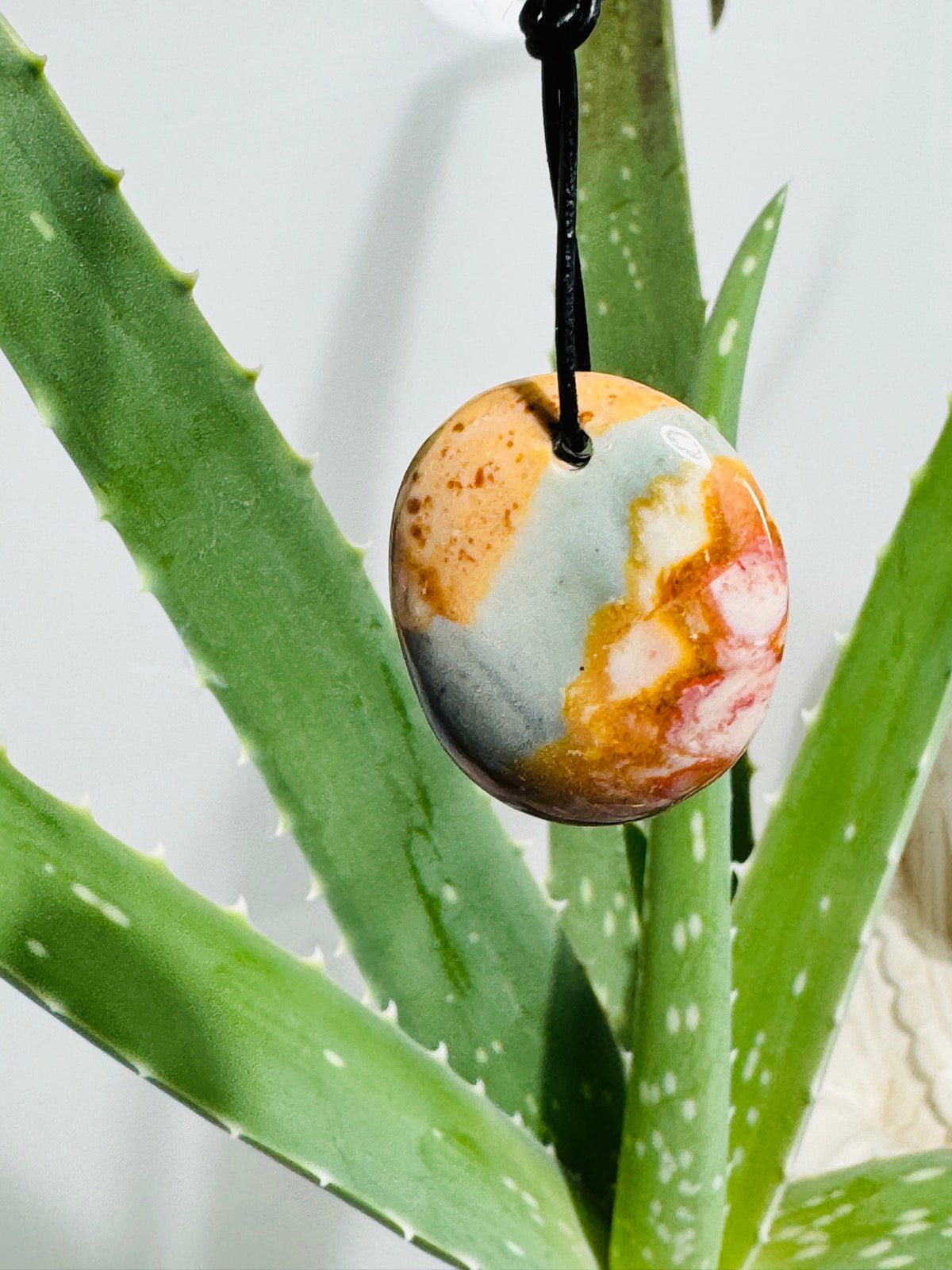 BUNTJASPIS Anhänger mit Lederband - Kristall