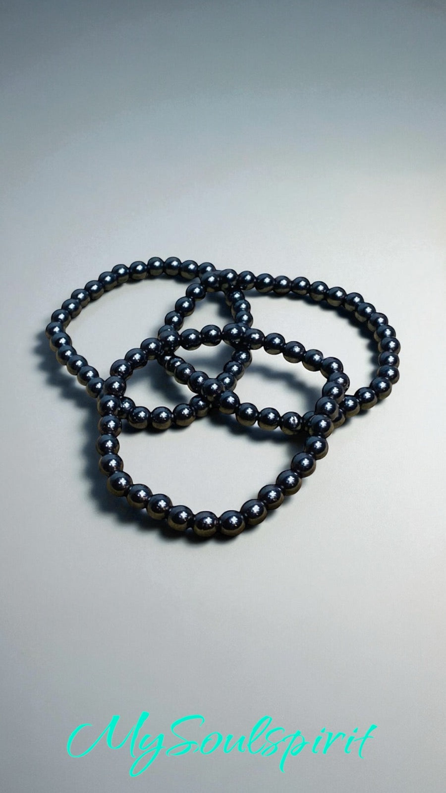 Hämatit Kugelarmbänder auf weißem Hintergrund