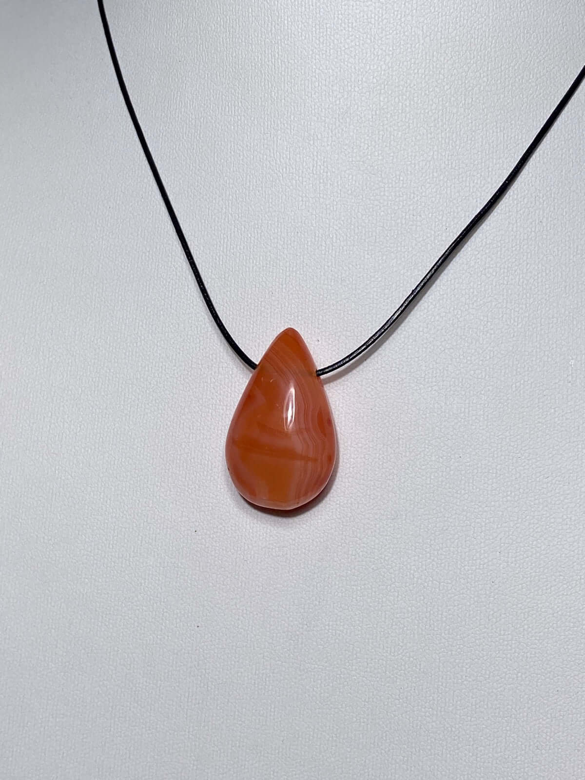 HÄMATOID / FEUERQUARZ "Drop Shape" gebohrter Kettenanhänger mit Lederband - Kettenanhänger gebohrt