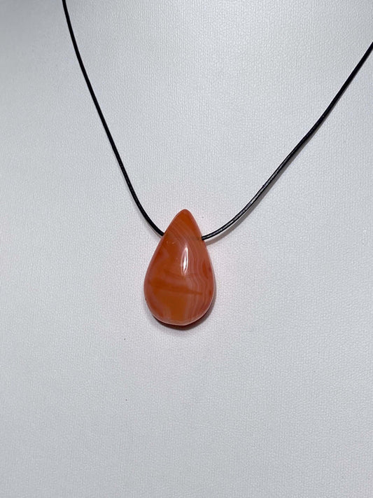HÄMATOID / FEUERQUARZ "Drop Shape" gebohrter Kettenanhänger mit Lederband - Kettenanhänger gebohrt