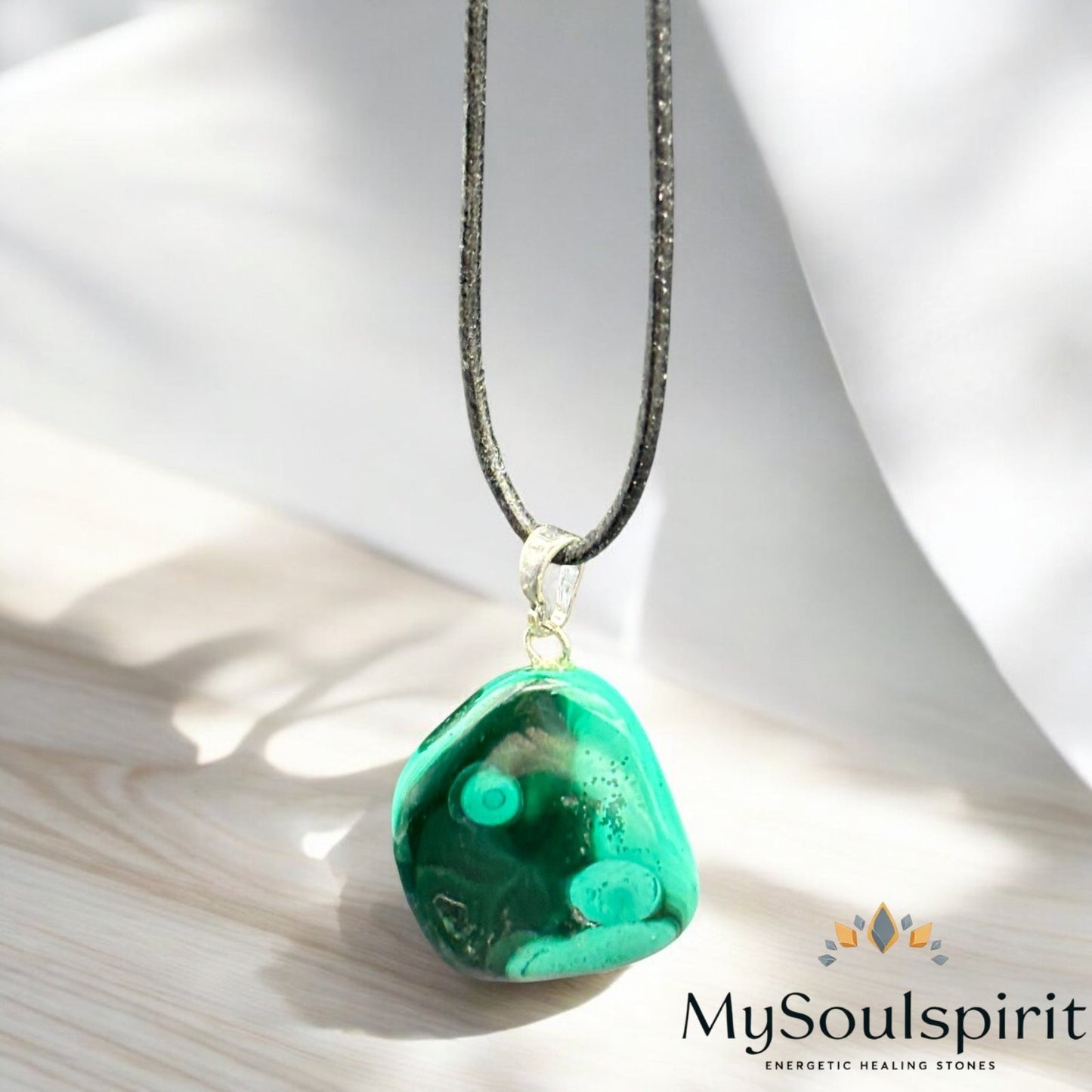 MALACHIT Anhänger mit Edelstahl - Kette (antiallergen) - Kristall