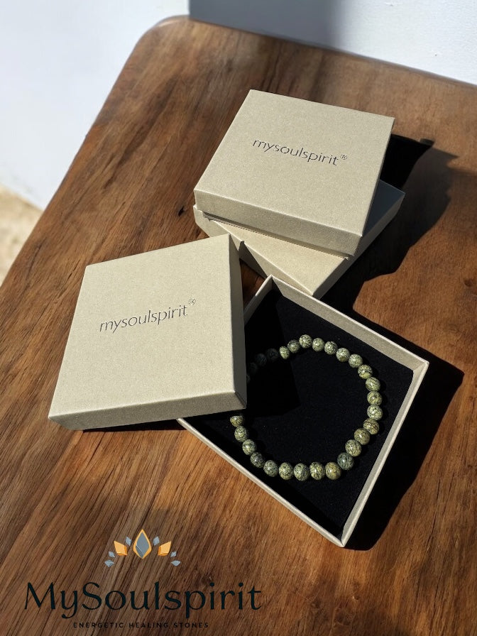 Drei Geschenkboxen in Detailansicht, eine davon ist geöffnet