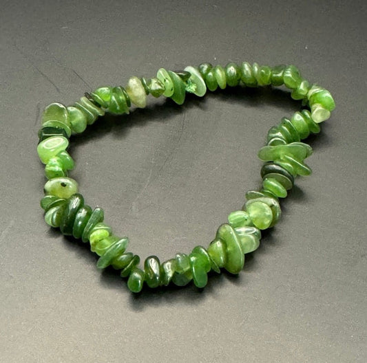 Nephrit Splitterarmband auf schwarzem Untergrund