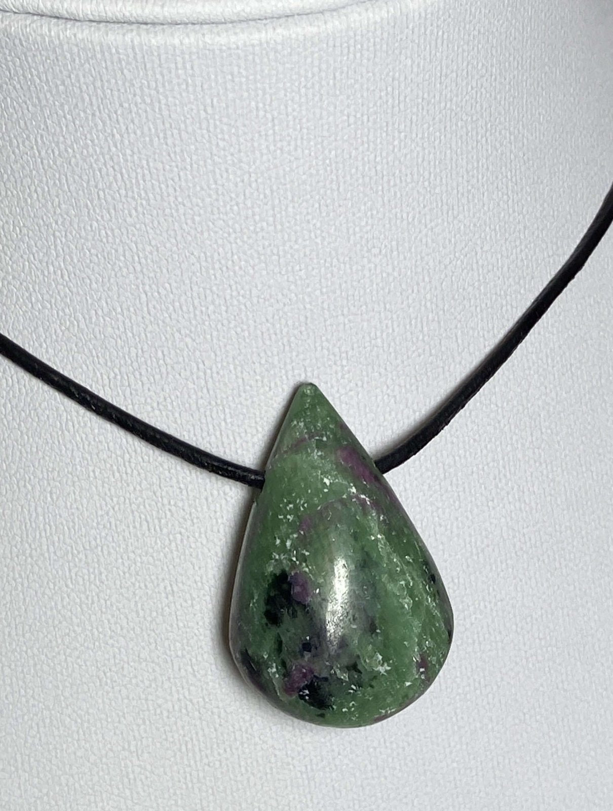 RUBIN - ZOISIT Kettenanhänger gebohrt mit Lederband - Kettenanhänger gebohrt