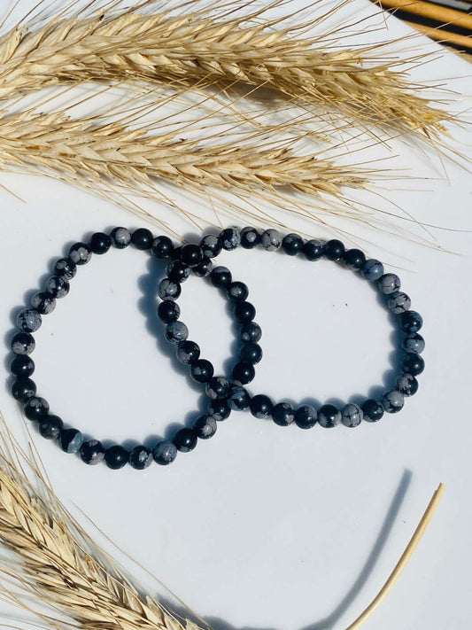 2 Schneeflocken OBSIDIAN Armbänder 6mm Perlen auf weißem Porzellan mit Weizen als Dekoration