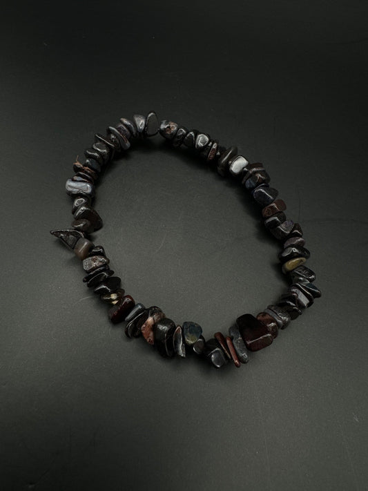 SUGILITH Splitterarmband auf schwarzem Hintergrund