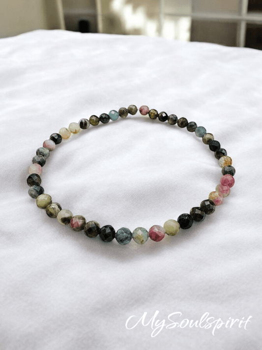 Turmalin multicolor Armband 4 mm facettiert auf weißem Stoff als Detailaufnahme