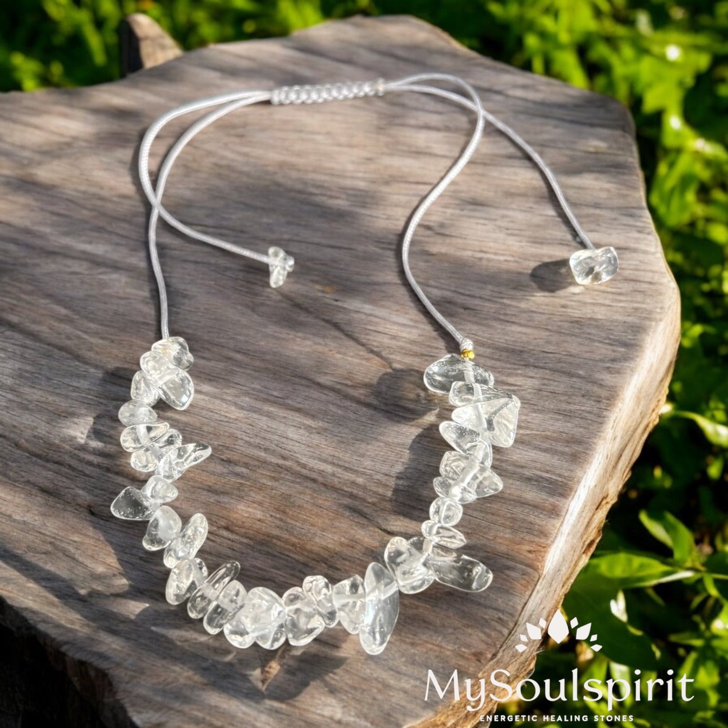 Bergkristall Fußkettchen auf Baumstamm als Beispielbild für die Kategorie Fußkettchen