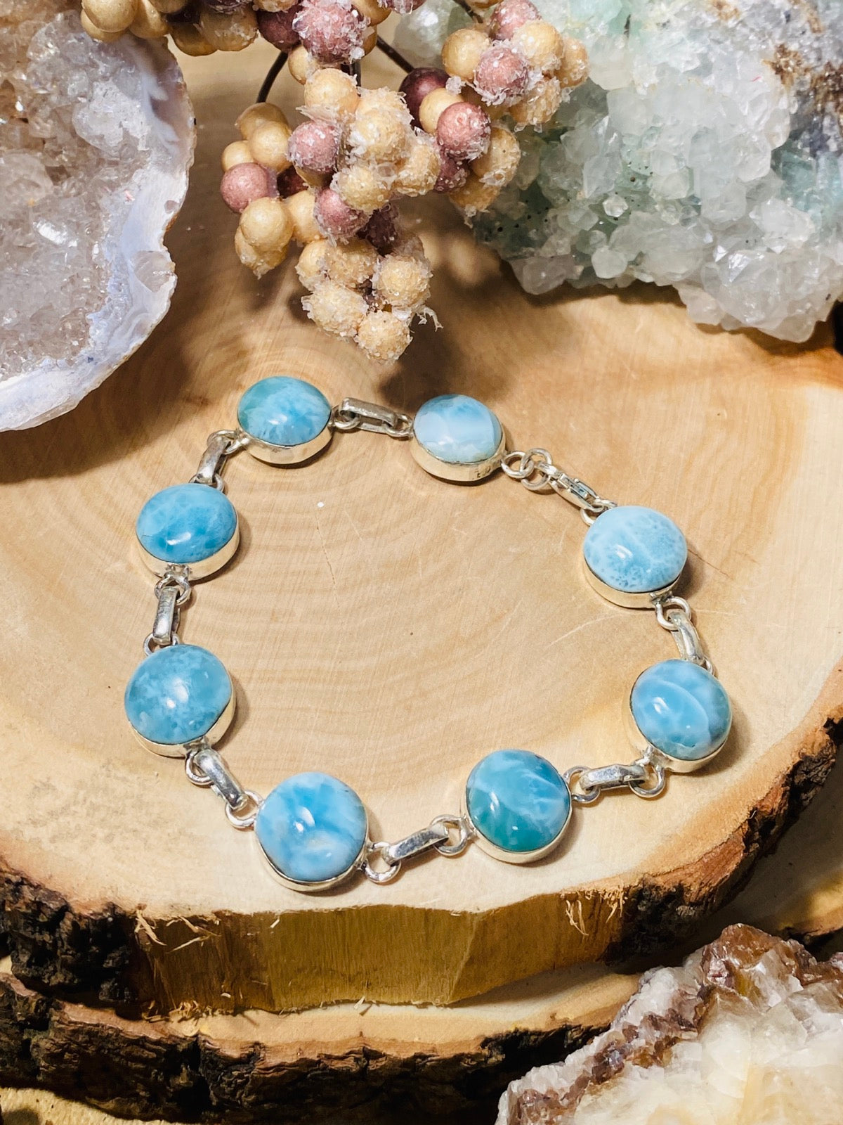 Bild der Kategorie Heilstein Schmuck - Armbänder - Halsketten und Ohrringe. Hier siehst du ein Armband aus Silberkettengliedern mit 8 Stück Larimar-Steinchen, liebevoll eingearbeitet.