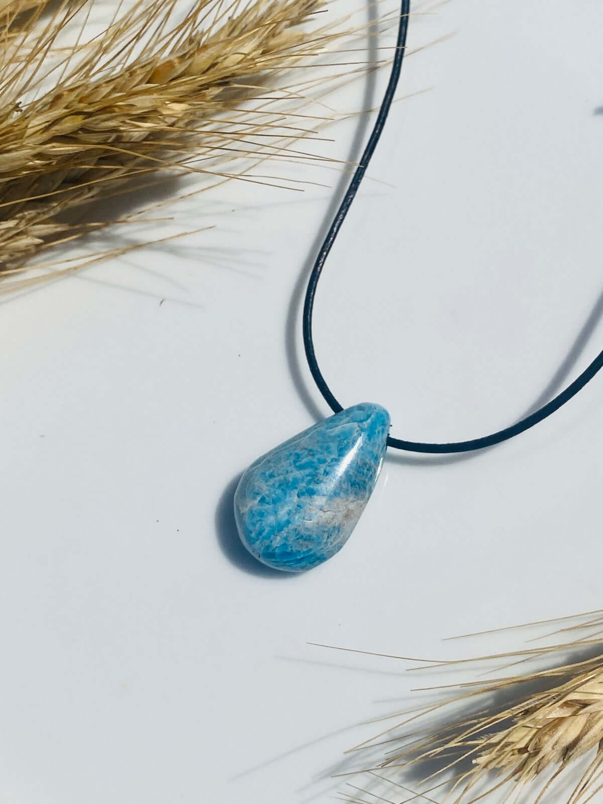 Blauer "Drop Shape" Tropfenanhänger Kettenanhänger auf weißem Hintergund