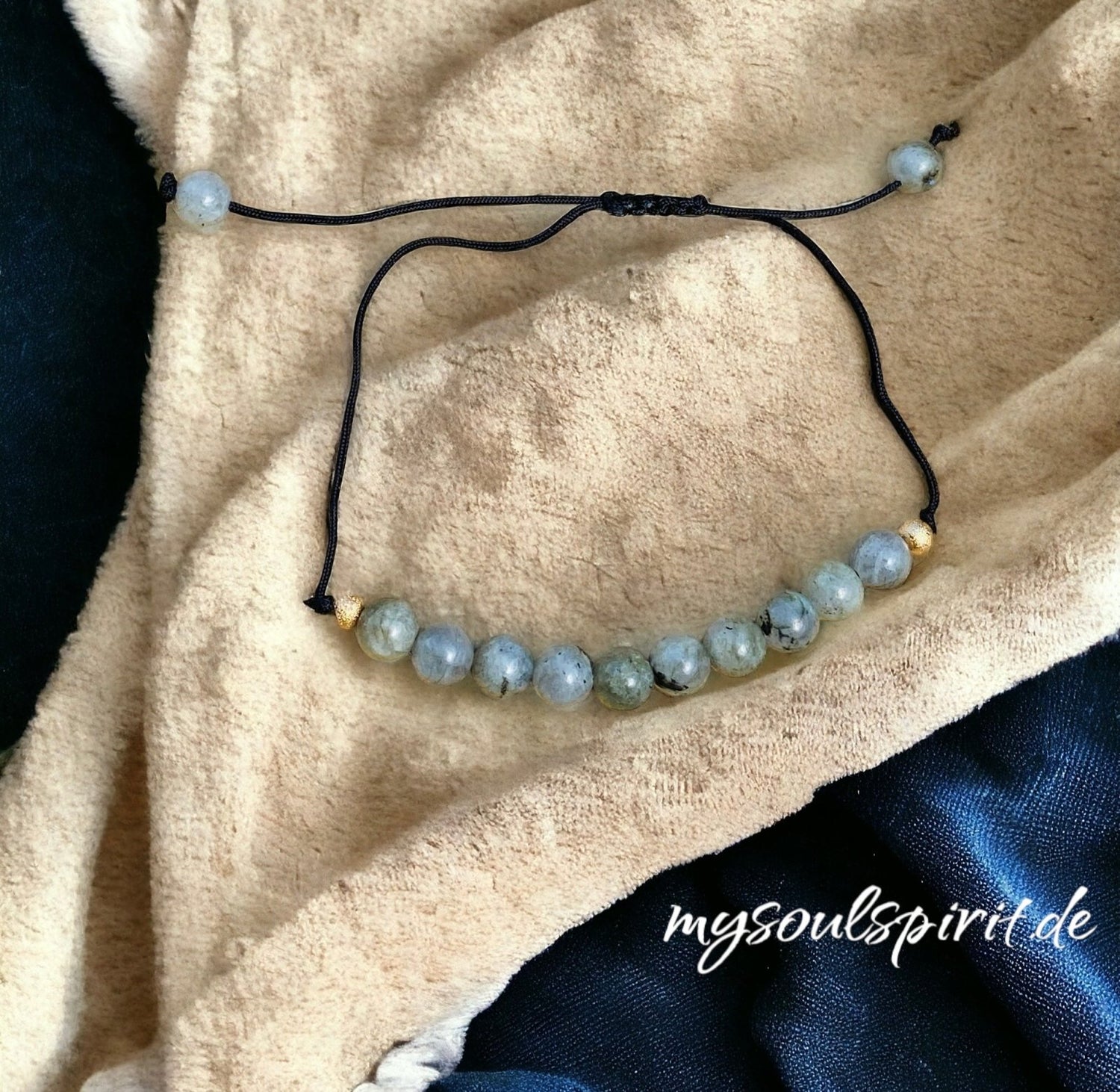 Flechtarmbänder auf gelbem Stoff zur Dekoration