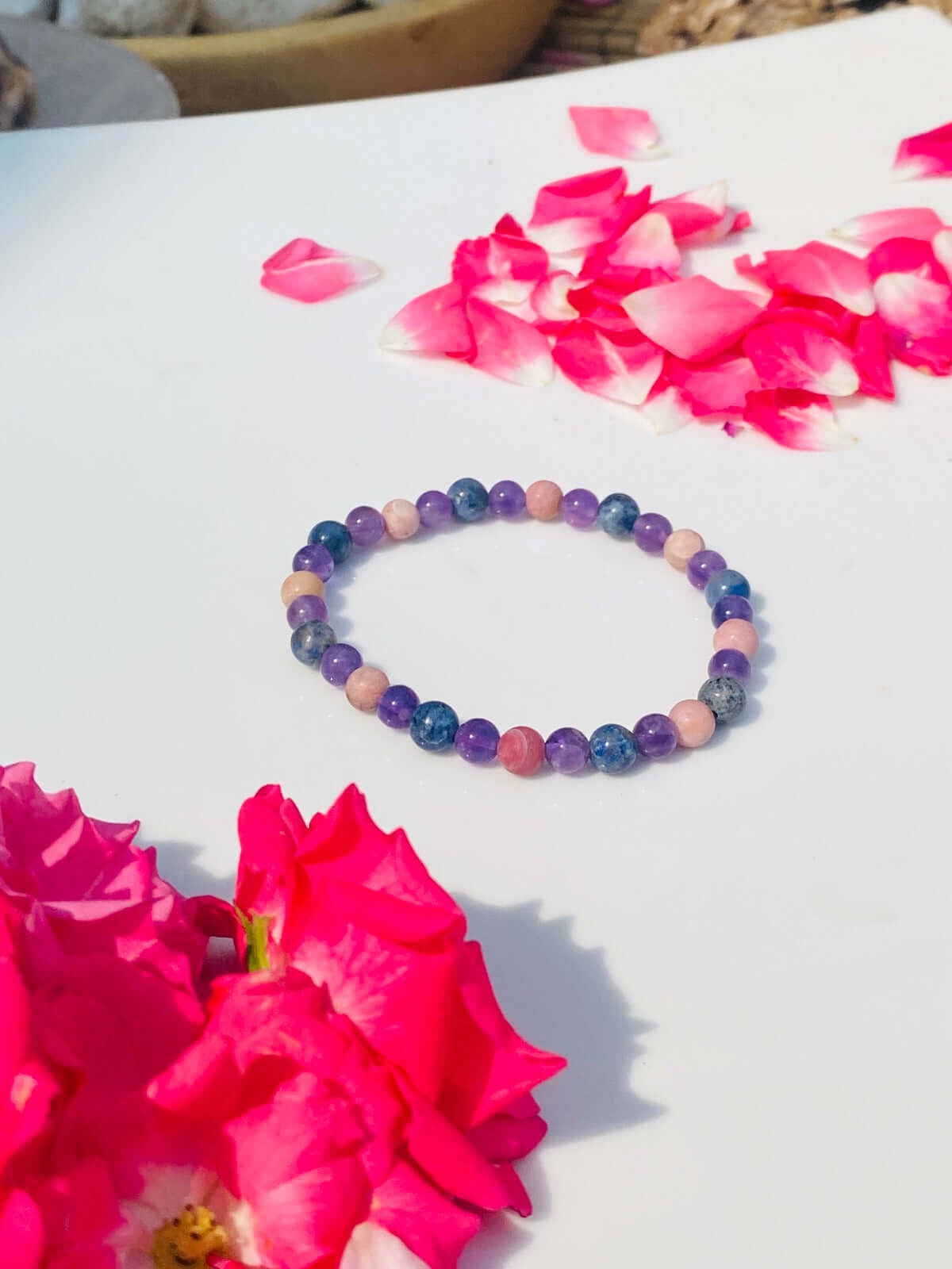 Themenarmband auf weißem Untergrund mit Rosendeko