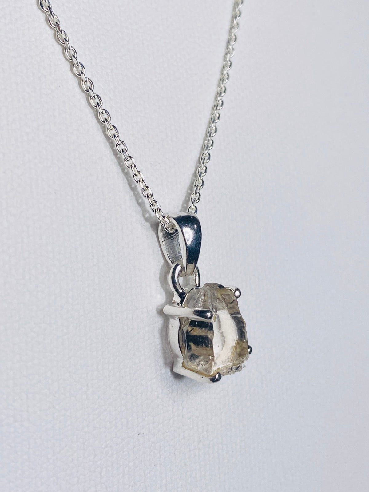 Herkimer Diamant in Silber gefasst, an einer Silberkette. Das perfekte Geschenk für eine schöne Frau. 