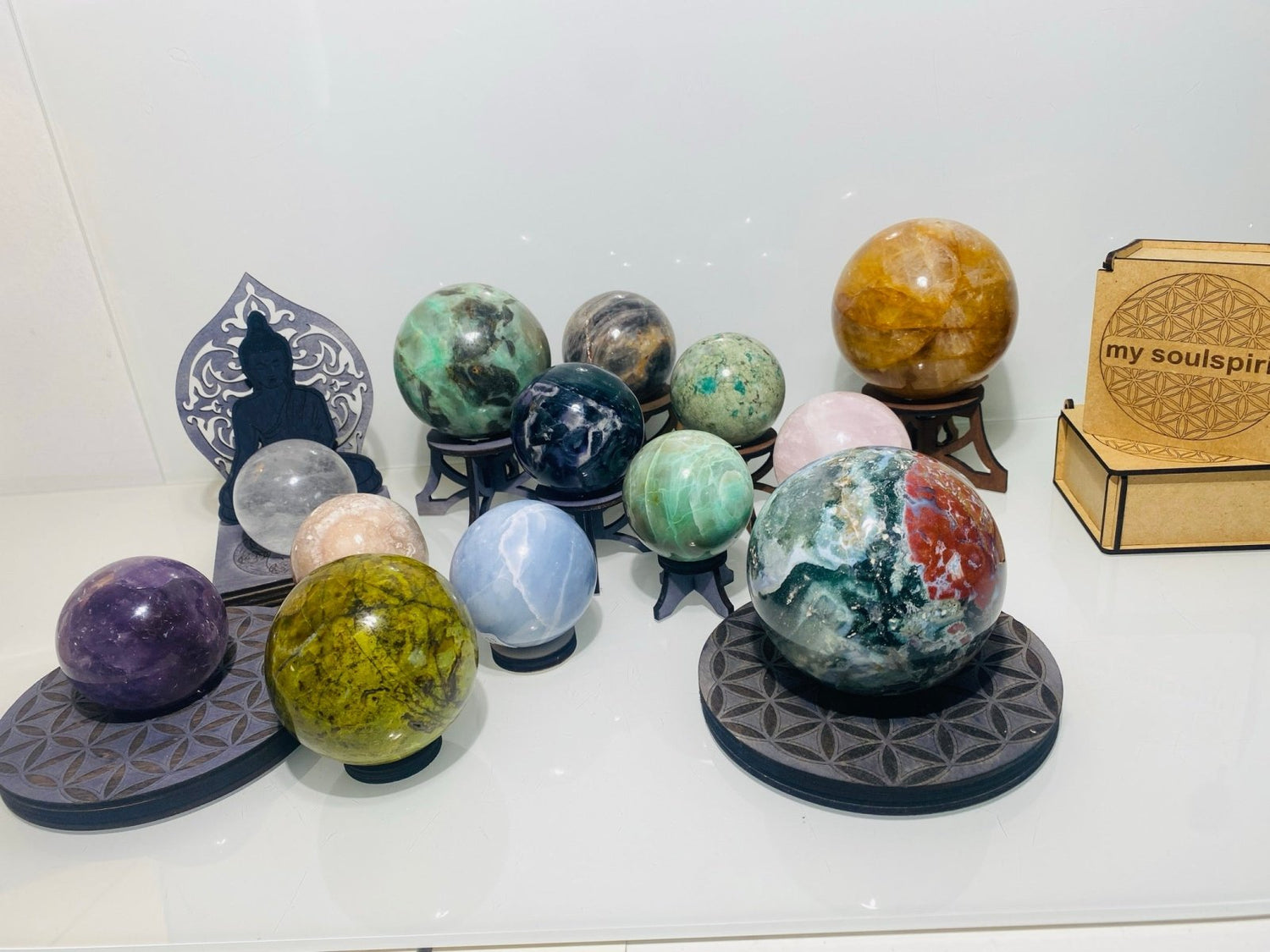 Kugeln und freie Formen 12 Stück vor weißem Hintergrund