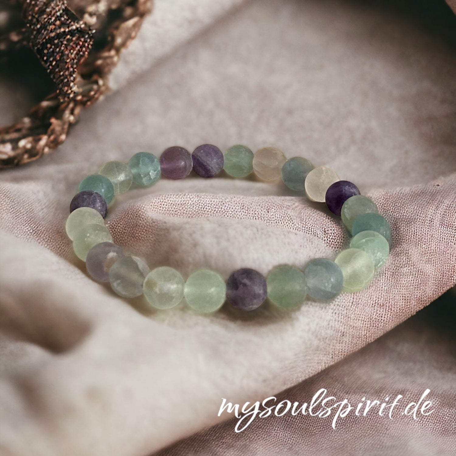 Mattes Fluorid Armband mit grün-lila Perlen