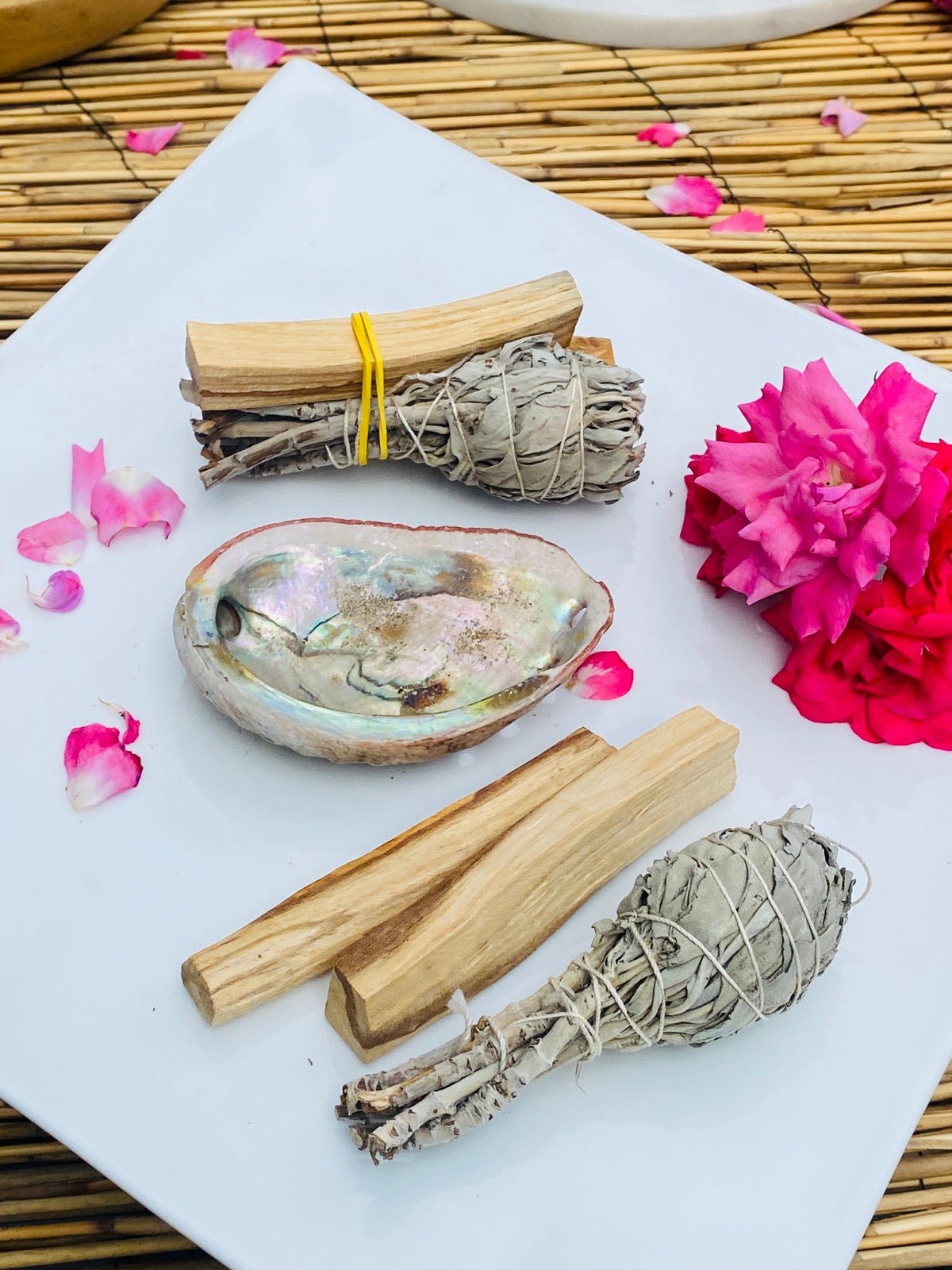 Räucherbündel und Stäbchen auf weißem Teller