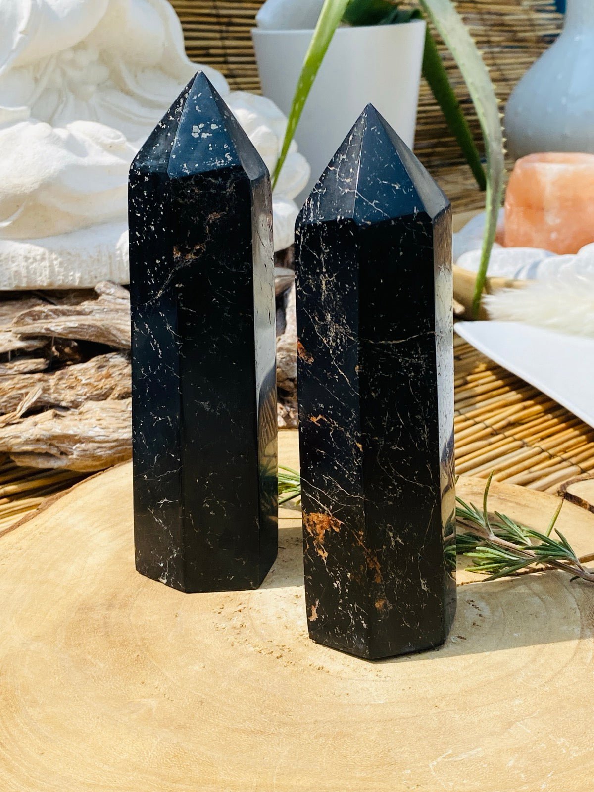 2 Türme aus Turmalin auf Holzplatte