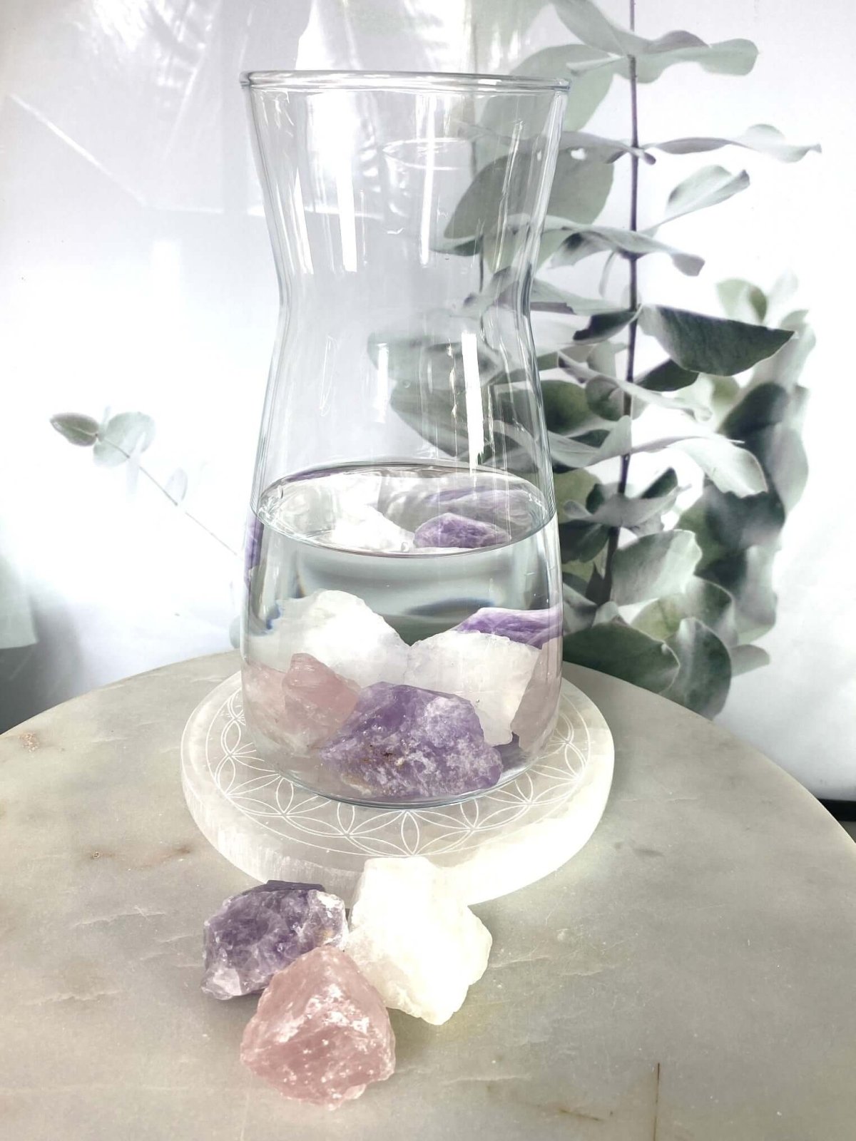 Wassersteine Mischung aus Rosenquarz, Bergkristall, AMethyst in einer Karaffe