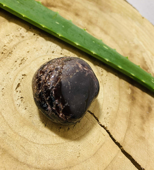 GARNET tumbled stone