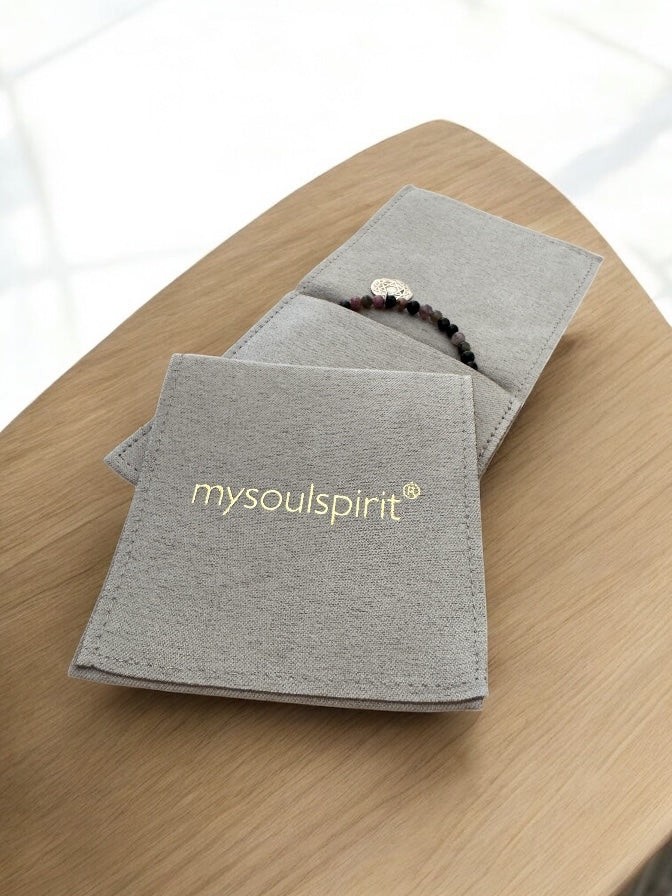 Heilsteinarmband Etui in Taupe mit goldener Aufschrift "mysoulspirit" aus Lederimitat als Dateilfoto