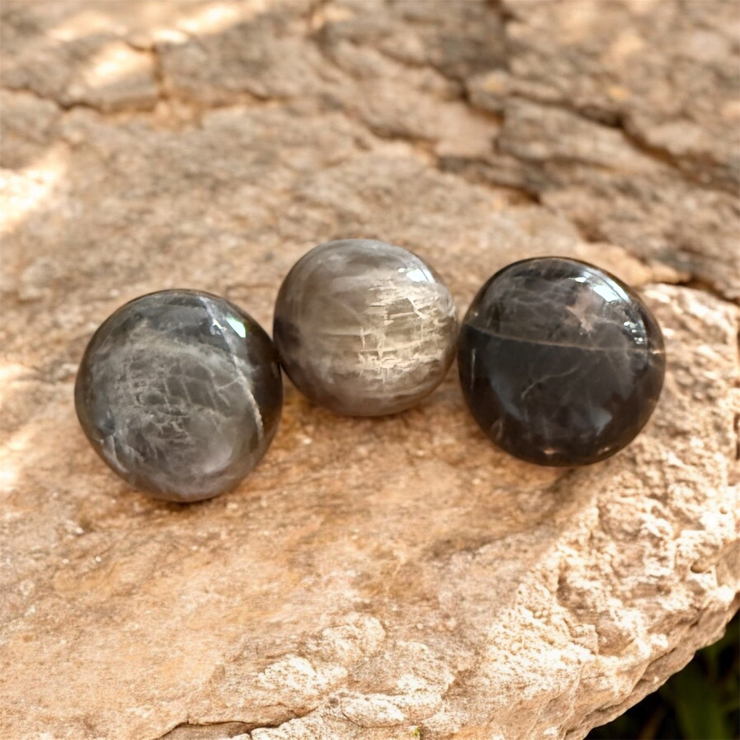 Schwarzer MONDSTEIN Trommelsteine 2 Kugeln