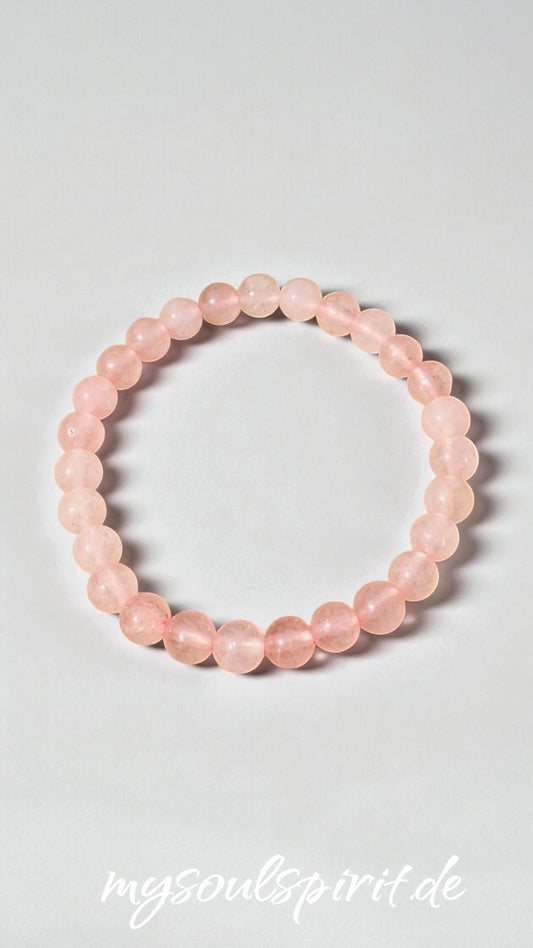 Rosa Rosenquarz Armband auf hellem Hintergrund