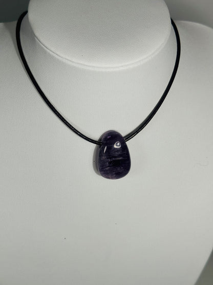 AMETHYST "Drop Shape" gebohrter Kettenanhänger flache Form mit Lederband - Kettenanhänger gebohrt