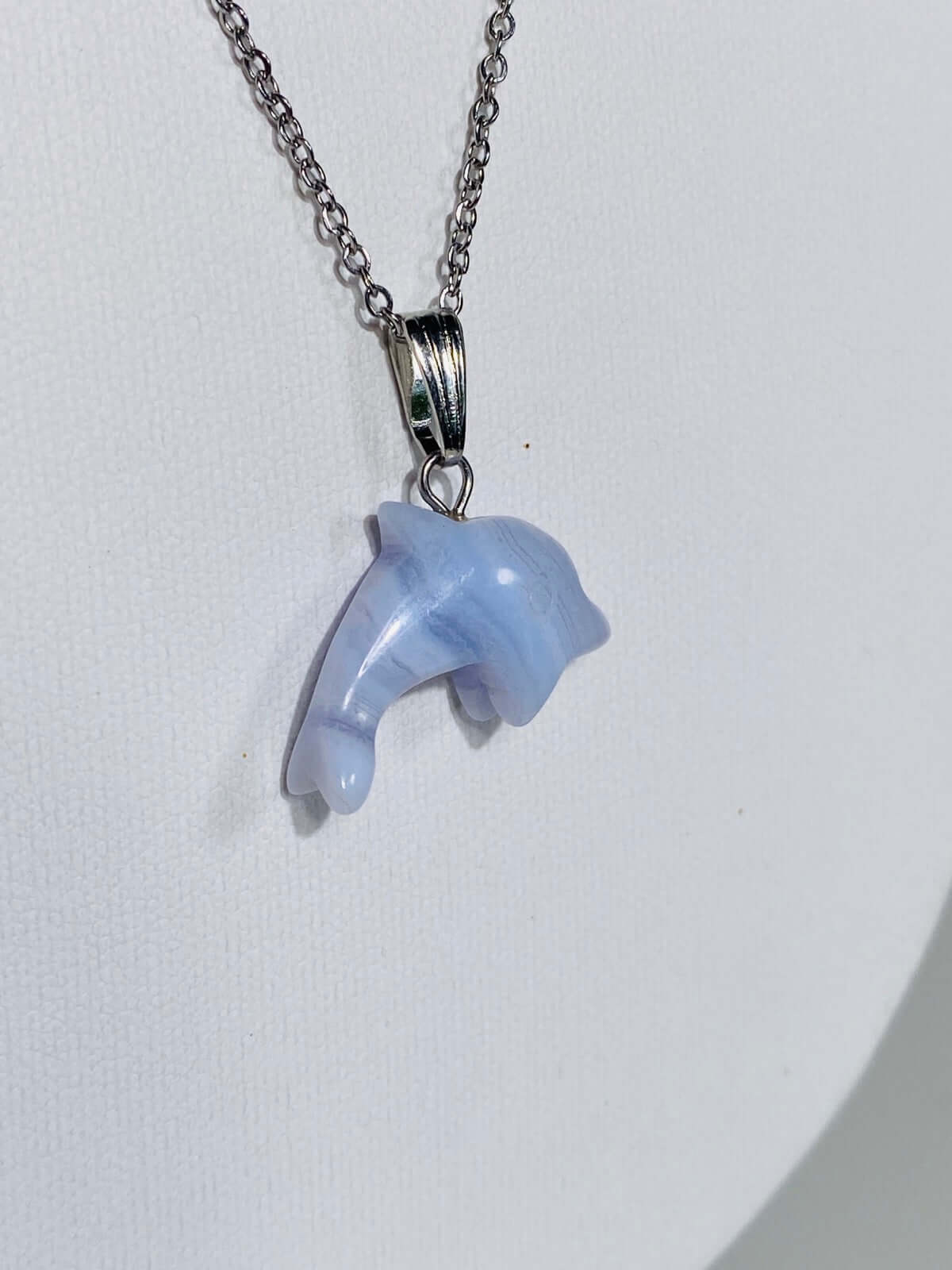 Blauer CHALCEDON Anhänger "Delfin" - Halskette