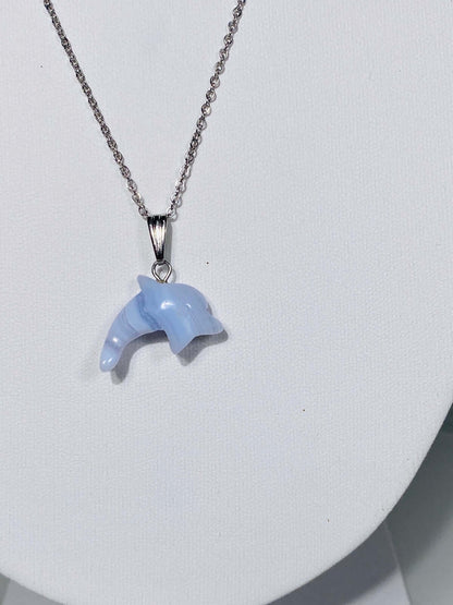 Blauer CHALCEDON Anhänger "Delfin" - Halskette