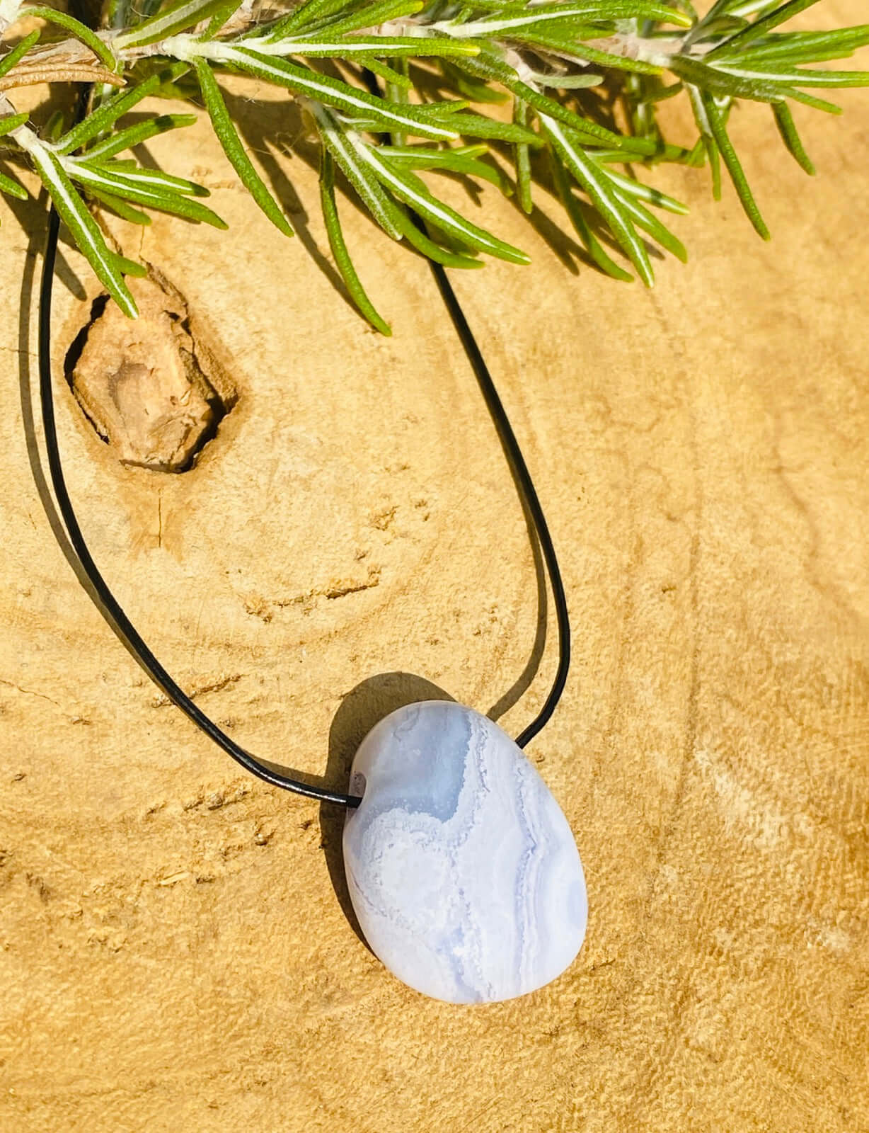 Blauer CHALCEDON "Drop Shape" gebohrter Kettenanhänger mit Lederband - Kettenanhänger gebohrt