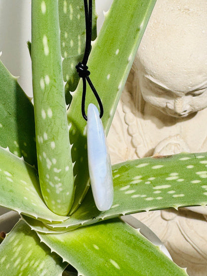 Blauer CHALCEDON "Drop Shape" gebohrter Kettenanhänger mit Lederband - Kettenanhänger gebohrt