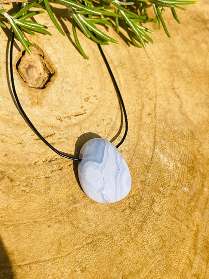 Blauer CHALCEDON "Drop Shape" gebohrter Kettenanhänger mit Lederband - Kettenanhänger gebohrt