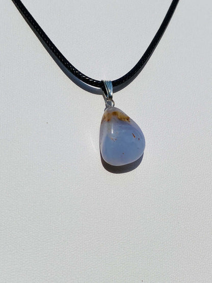 Blauer CHALCEDON Kettenanhänger mit Verschlusslederband - Kettenanhänger