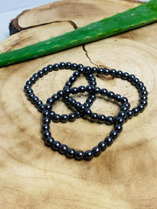 Bracelet hematite has a positive effect on strength and vitality